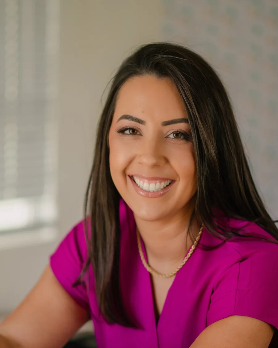 Dra. Luciane Mattos, cardiologista pediátrica, sorrindo no consultório da Clínica Nanile